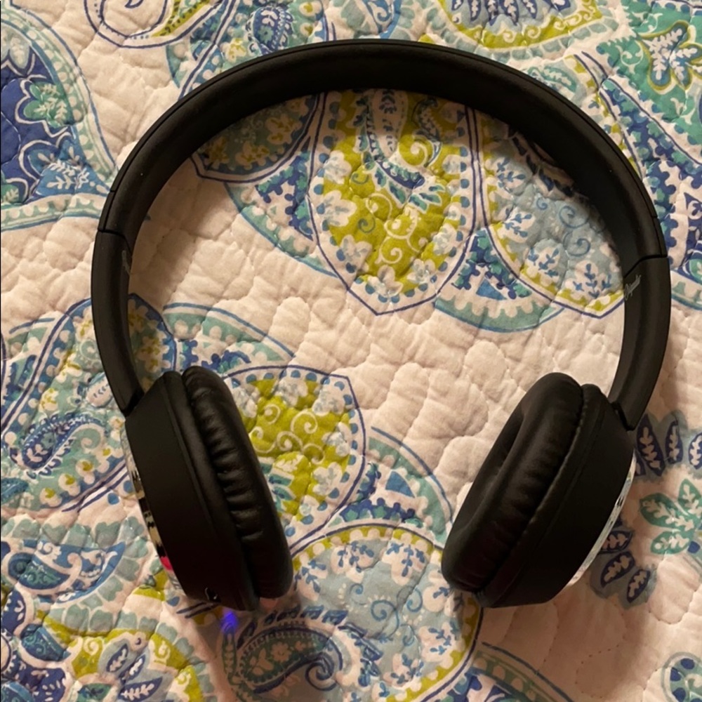 Wireless Bluetooth headphones